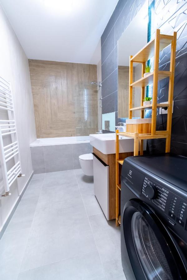 Brown Bear Apt. Boho Style Bedroom W/ City View & Free Parking 布拉索夫 外观 照片